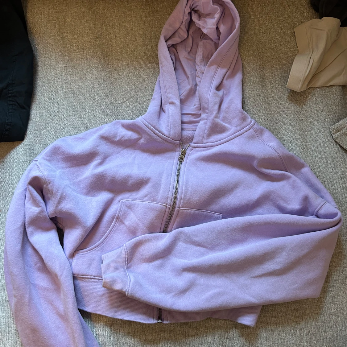 Lila croppad hoodie från H&M