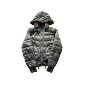 Fur hood bomber jacket - Fin fur hood jacka köpt från @posseshion på instagram, cropped och sitter jättefint, ser grå ut på bilderna men är lite mer grå/mörkgrön, kom dm för mått eller andra eventuella frågor/bilder 🥸