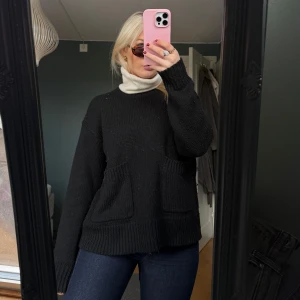 Svart stickad tröja  - Svart stickad från Zara med två gulliga fickor fram! 