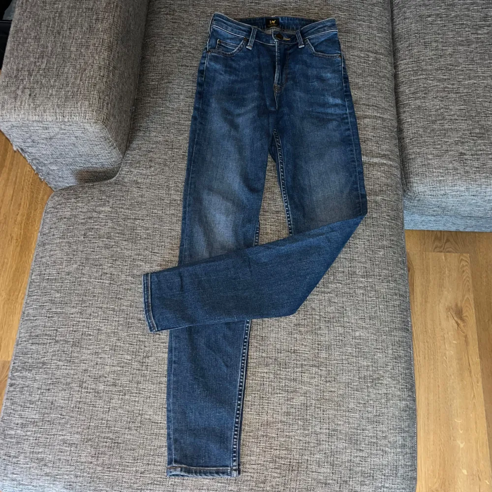Snygga blå jeans från Lee med klassisk femficksdesign och knappgylf. De har en tightare passform, är dock sköna väldigt sköna i materialet. Märkesdetaljer syns på både knapp och bakficka. Endast använd ett fåtal gånger så är i nyskick! Säljer pga för små för mig. Är i storlek w25 L31. Nypris från 999 kr. Skicka gärna prisförslag om du är intresserad💙. Farkut & Housut.