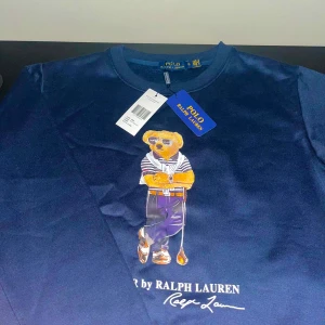 Ralph Lauren tröja - Tjena! Säljer denna feta ralph lauren tröja just nu, vann den på en tiktok live och vill nu sälja den. Om ni har frågor om kvitto kan jag skicka det plus om ni har frågor om priset eller kvaliteten💙👑