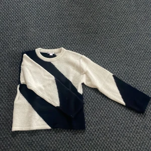 Mörkblå och vit stickad tröja - Snygg tröja med ett geometriskt mönster i mörkblått och vitt, använd ca 5 gånger och är i storlek 158-164 men passar även 170💕 köparen står för frakt💕 pris kan diskuteras