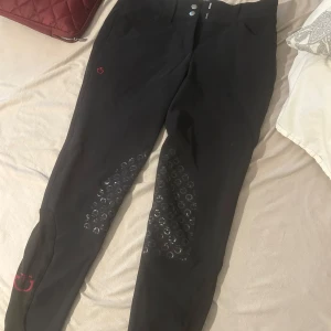 Svarta Cavalleria Toscana i storlek 38  - Supersnygga Cavalleria Toscana ridbyxor i storlek 38 eu och it 44. Används fåtal gånger i väldigt bra skick, inga defekter! Kan gå ner i pris vid snabb affär!😊