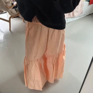 Långkjol - Jättesnygg långkjol i en jättefin aprikos färg från h&m, säljs inte längre och kommer tyvärr inte till användning längre🙏🏻 lånade bilder!!