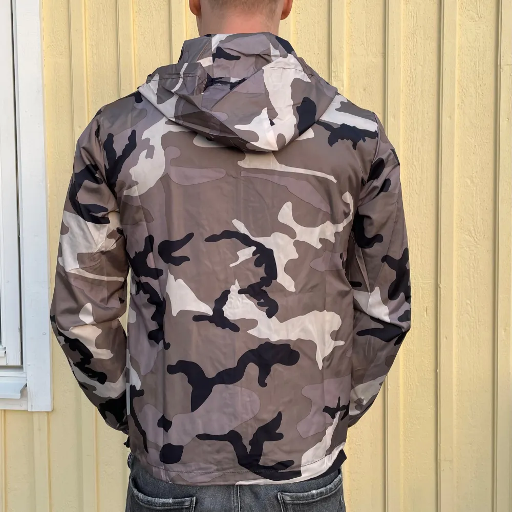 Säljer en sprillans ny woolrich liknande camo windbreaker för endast 649 kr. Jackan fungerar perfekt nu inför den kommande våren och man kan även justera passformen på insidan. Storlek M. Hör av er vid minsta fundering.. Takit.