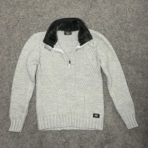 Fodrad Quarter Zip - Tja säljer nu en vit Quarter Zip med fordring i storlek M för endast 299kr! Pris är ej hugget i sten, hör av er i dm vid funderingar! 🙌