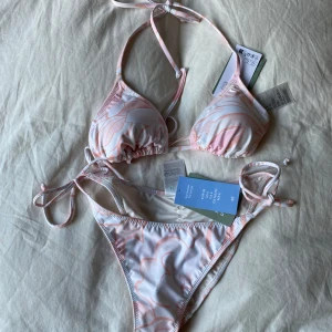 Bikini set  - Storlek M men passar S bättre, prislappar & skydd kvar. Scrunch där bak på underdelen💌