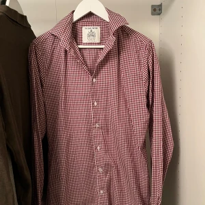 The shirt factory skjorta - Säljer denna stekiga skjorta från the shirt factory. Den är i nyskick och bara testats. Storleken är 39 vilket jag skulle säga är M/S.