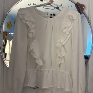 Vit blus från vero moda!! - Blusen är i hyfsat nytt skick, använt ett fåtal gånger men har växt ut den!! Skriv jättegärna om mer informationn❤️❤️