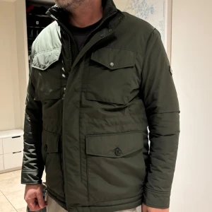 J.Lindeberg jacka  - Nu säljer jag denna sjukt snygga jackan från J.Lindeberg i storlek L (fits M) som är perfekt nu till våren då den tyvärr var för stor för mig. Lapparna är kvar så den är helt ny så skicket är 10/10! Nypris 4000. Mitt pris endast 1599kr! Vid frågor är det bara att skriva.