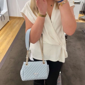 Guess väska - Intressekoll kom med prisförslag! Knappt använd så inga täcken på användning, perfekt som sommarväska💕 ny pris runt ca 1500 kr