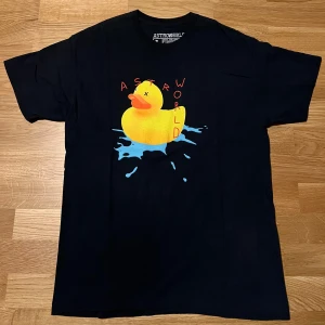 Travis Scott Astroworld ”Rubber Duck” - Oanvänd. Europe exclusive Astroworld merch från hans europa turné 2019.