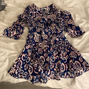 Mönstrad klänning från Zara💕 - Säljer min jättefina helt oanvända klänning, jättefin och somrig💕 Nypris :299💕