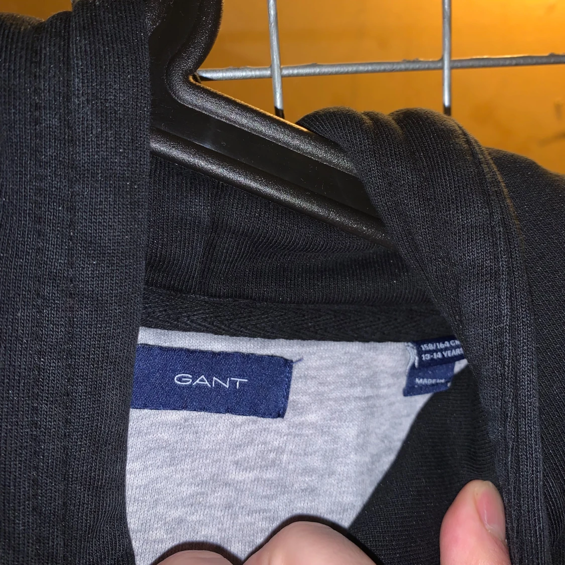 Svart hoodie från GANT - 2