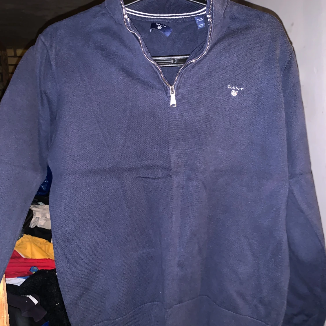 Mörkblå tröja med dragkedja från Gant