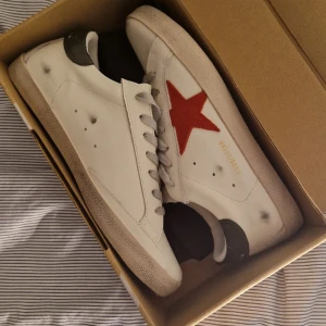 Golden Goose (red edition) - Tjena! Säljer nu dessa skitsnygga Golden Goose skor med röd stjärna 🔴De är i nyskick och låda samt påse medföljer! Om ni har frågor eller önskar fler bilder bara hör av dig 😇 Mvh John 🍾