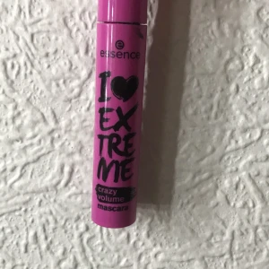 Essence I Love Extreme Crazy Volume Mascara - Essence I Love Extreme Crazy Volume Mascara i en snygg rosa tub. Denna mascara ger dina fransar extrem volym med sin stora borste och intensiva svarta färg. Perfekt för att skapa en dramatisk look.