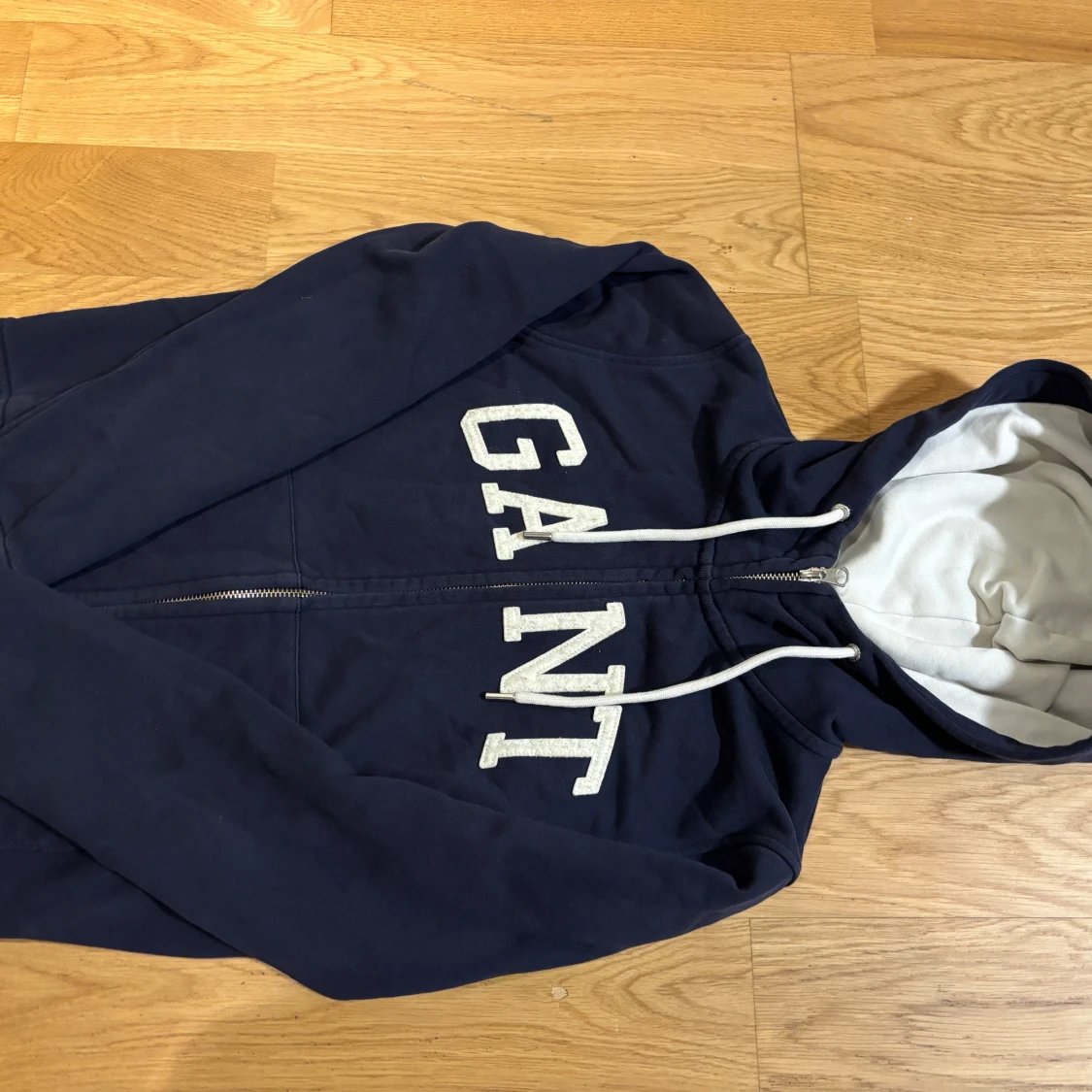 Mörkblå hoodie från GANT