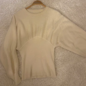 Beige stickad tröja - Mysig beige stickad tröja med långärmad design. Perfekt för kyligare dagar med sin mjuka och bekväma passform. Tröjan har en enkel och stilren look som passar till det mesta. ( står tyrvär inget märke på )❤️