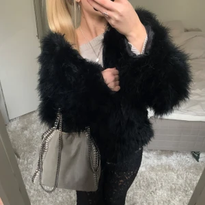 Svart pälsjacka  - Säljer denna svarta pälsjacka. Har du någon fråga är det bara att höra av dig🫶🏻