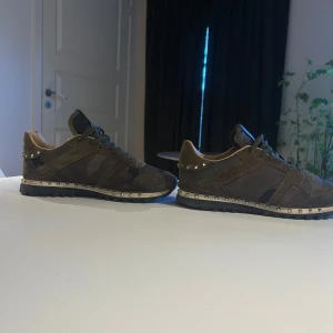 Valentino rockrunners - Tja nu säljer vi dessa feta Valentino rockrunners. Skorna är köpta från sicuro fashion. Alla nitar finns kvar samt original innersula. Äkthetsbevis finns vid köp. Skorna är i storlek 43,5 IT men passar upp till 44,5. Bara höra av sig vid fler frågor!