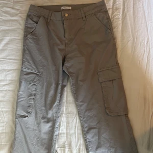 Gråa lowwaist cargobyxor från Gina - Säljer ett par grå lågmidjade cargo från Gina, knappt använda! 