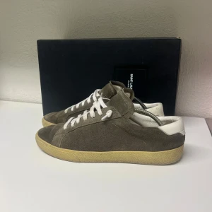 Saint Laurent skor - Säljer mina fina Saint Laurent skor, skick 9/10. Storleken är 41 men passar 42. Allt og medföljer, dvs snören, dustbag, box och kuvertet. Först till kvarn! Hör av dig om du har frågor. Nypris på dessa är 7000kr.  Kan gå ned i pris vid snabb affär.