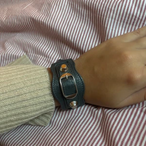 Balenciaga armband  - Snyggt armband från Balenciaga i grå/mörk grå färg❤️