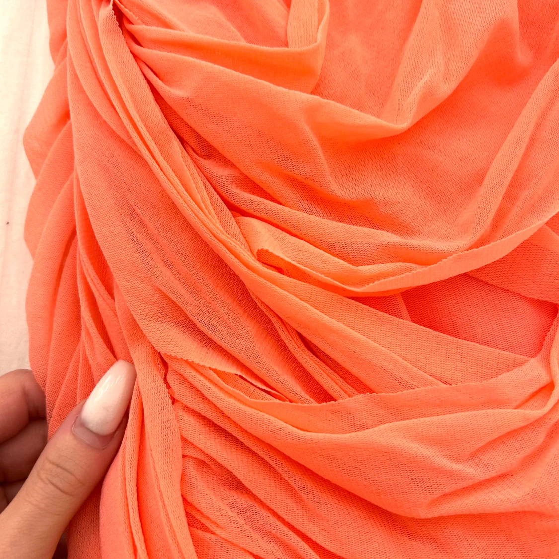 Orange klänning med mönstrad midja - 2