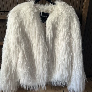 Vit pälsjacka från Zara - Säljer en fluffig och stilren vit pälsjacka från Zara.  Helt oanvänd med lapp kvar i storlek S. 🤍