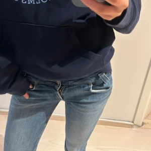 Blå jeans från Lee - Jättesnygga jeans från lee, liten defekt på sista bilden💗💗