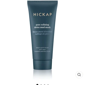 Pore Refining Detox Mud Mask från Hickap - En detox lermask från Hickap som förfinar porerna. Innehåller salicylsyra och kol, perfekt för normal till kombinerad och fet hy. 100% vegansk formula. Använd ca 1-2 gånger. Nypris 199kr