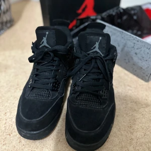 Svarta Nike Air Jordans - Jordans 4 Black Cat. K*pia