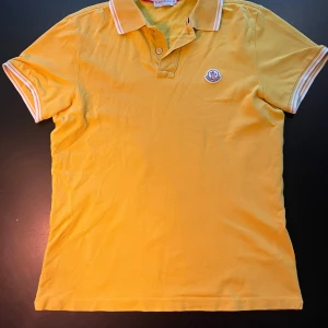 Moncler piké - Säljer denna sköna Moncler pikén som är perfekt till sommaren! Det finns några tecken på användning och skulle säga att skicket är 6,5/10! Skriv vid funderingar och fler bilder!