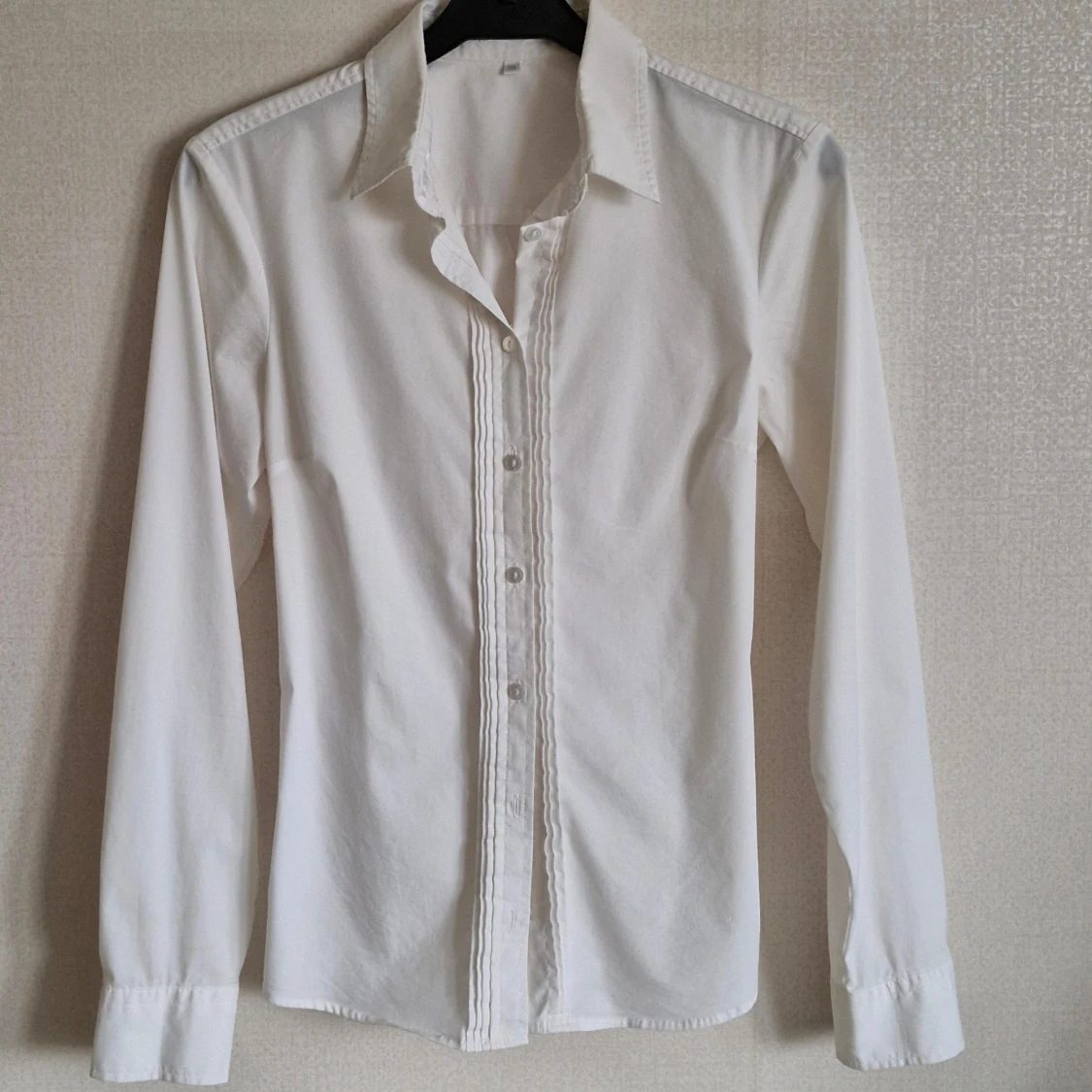 Vit skjorta med knappar