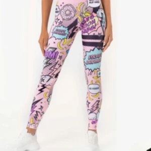 Färgglada stronger thights - Snygga och unika leggings med färgglatt mönster. De är tighta och passar bra till både träning och vardag. Säljer på grund av att de var för små. 💕skriv om du vill ha fler bilder