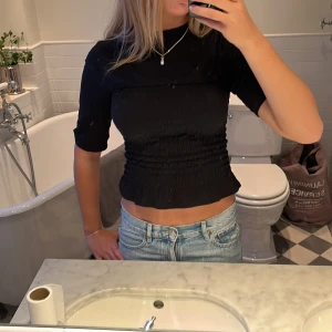 Svart ribbad topp - Säljer superfina svart ribbad topp med trekvartsärm! Varan är använd, men forfarande i bra skick, skriv för fler bilder!