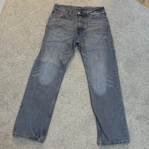 Grå jeans från weekday - Säljer ett par grå jeans från weekday. De har en klassisk femficksdesign och en rak passform. Perfekta för en avslappnad stil.