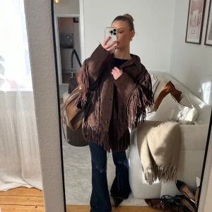 Vintage jacka - Säljer denna så coola jackan som jag thriftade i Amsterdam. Äkta mocka såklart, eftersom den är vintage så kan jag inte hitta någon storlekslapp. På mig som är xs vanligtvis är den lite oversize. Så storlekarna över det funkar också! Den kostade mig 2500kr 🤎 jackan väger lite.