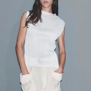 Vit ärmlös topp - Så snygg vit topp från zara. Storlek M. Slut på hemsidan. 