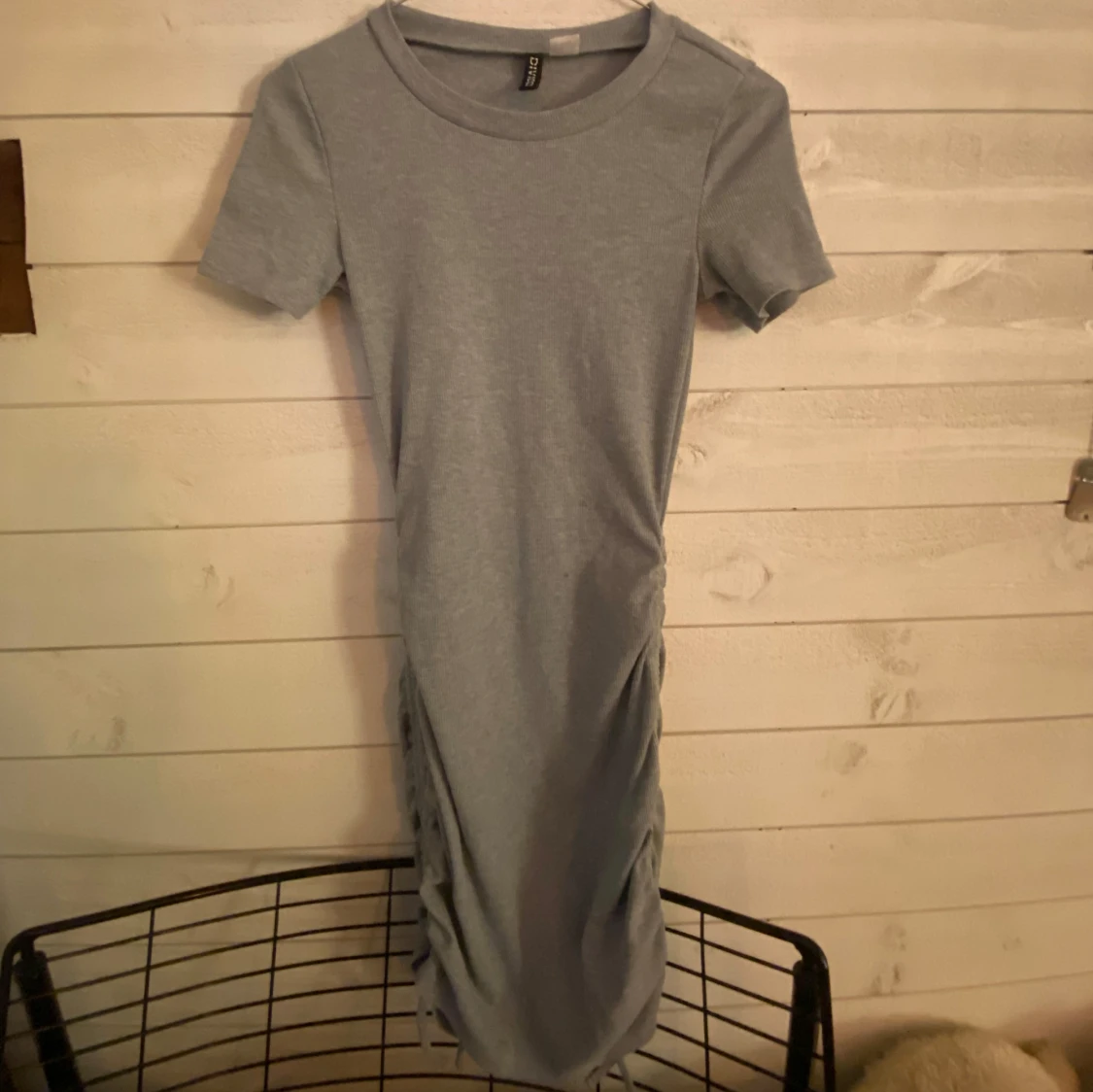 Ljusgrå klänning med rynkdetalj