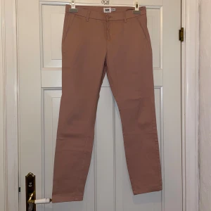 chinos - Snygga rosa/ beige chinos. Byxorna har en normal passform och är perfekta för en avslappnad men ändå uppklädd look. De har fickor både fram och bak. 