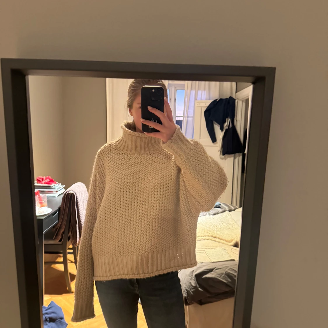 Beige stickad polotröja