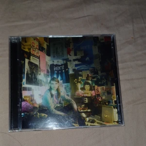 kent cd  - Best of cdn med kent 🥵 det är dubbel cd men jag får inte upp plastet och jag är rädd att jag pajar fodralet 😭
