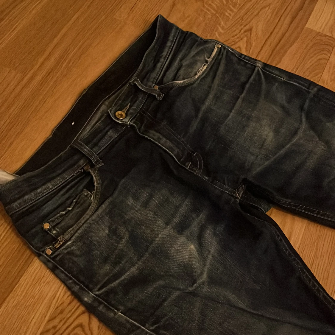 Mörkblå jeans med slitningar - 1