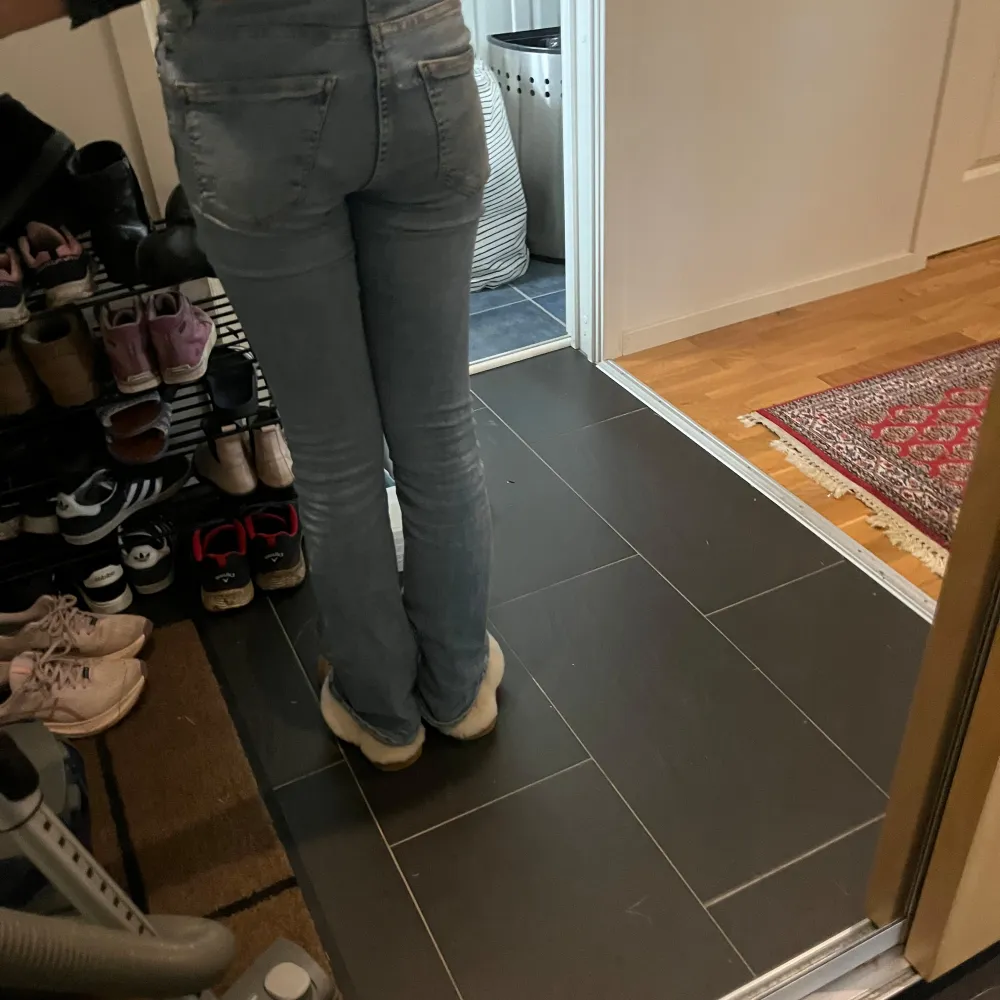 Säljer ett par ljusblå bootcut jeans från Gina Tricot. De är i bra skick men lite slitna längst ner. Säljer pga att dom har blivit lite små och inte kommer till användning🫶🏼Storlek 32💗Orginal pris 500🫶🏼. Jeans & Byxor.