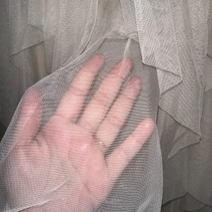 Beige volang kjol i lager - Säljer en superfin beige kjol med flera lager av volanger. Den är perfekt för sommarens alla fester och har en luftig och lätt känsla. Materialet är tunt och genomskinligt, vilket ger en romantisk look. Klänningen är i nytt skick och har en lös passform.