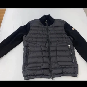 Moncler - Säljer denna feta moncler jacka, helt ny med tagen kvar, kom dm vid minsta fundering, NFC fungerar helt utmärkt och alla scan finns med, Storlek M men passar S