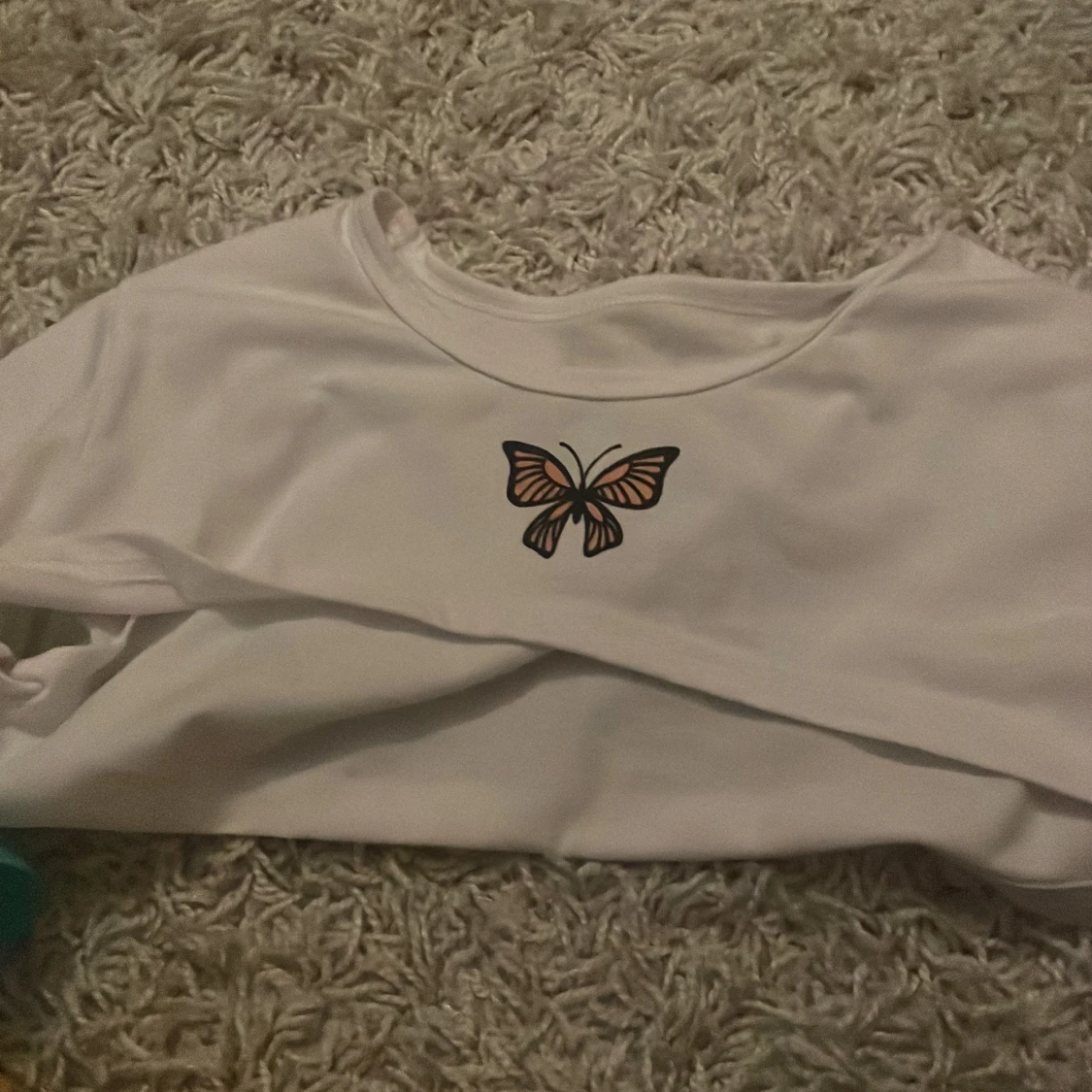 Vit croppad topp med fjärilstryck