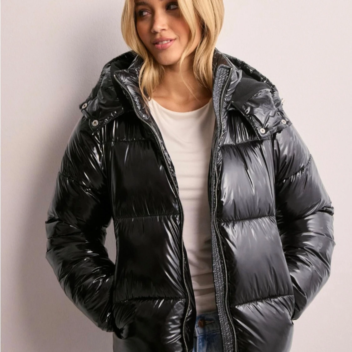 Svart glansig jacka